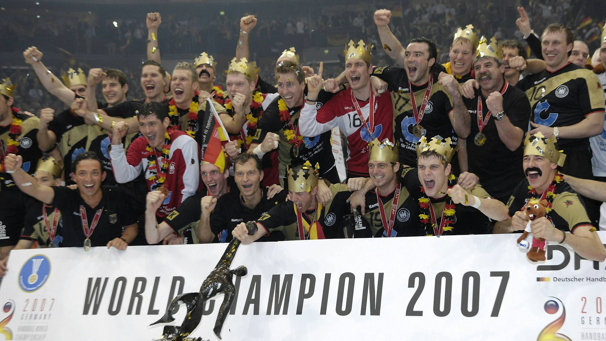 Die deutsche Handball-Nationalmannschaft am 4. Februar 2007 nach dem WM-Sieg in Köln.