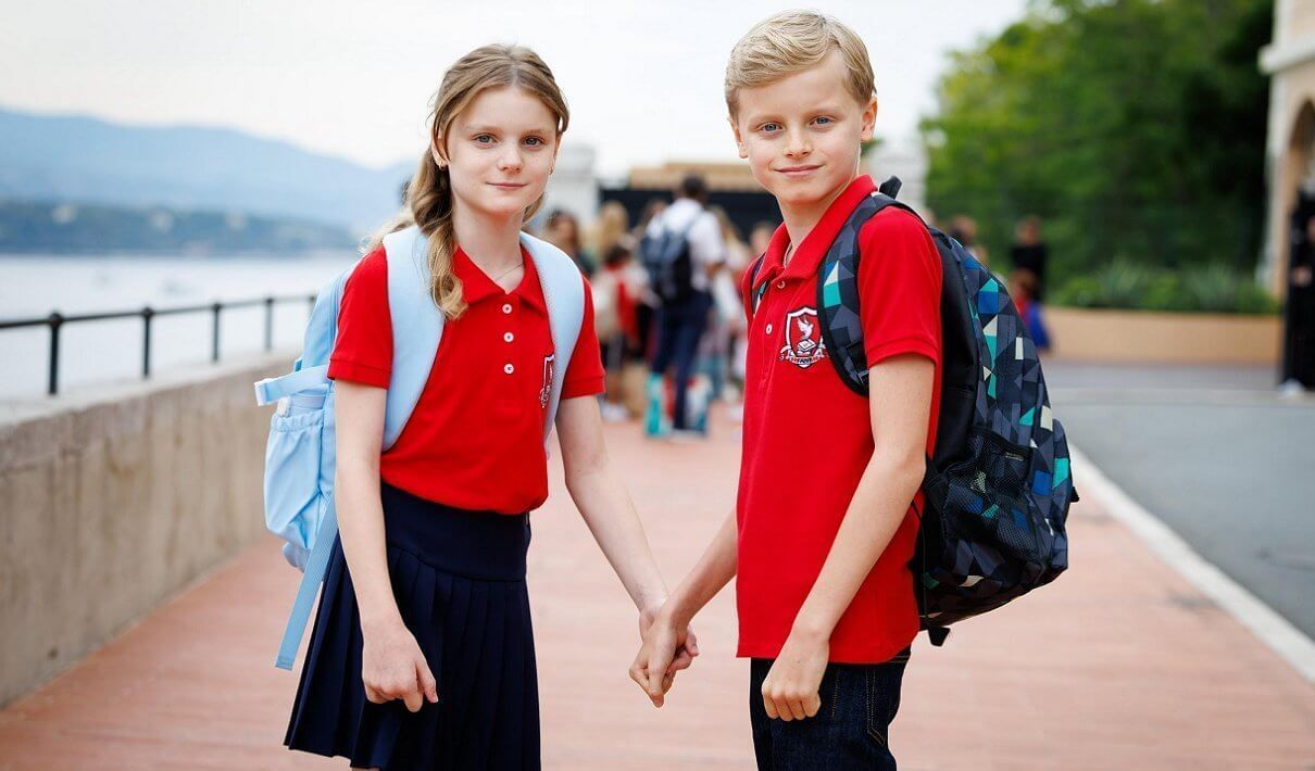 Prinzessin Gabriella und Prinz Jacques halten sich an der Hand.