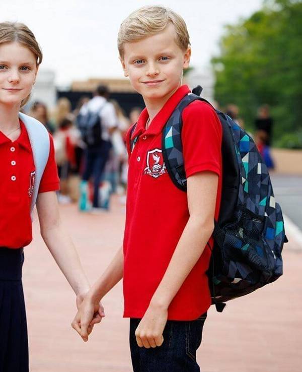 Prinzessin Gabriella und Prinz Jacques halten sich an der Hand.