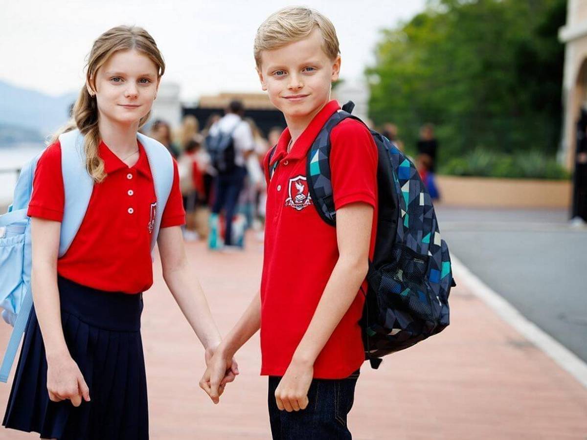 Prinzessin Gabriella und Prinz Jacques halten sich an der Hand.