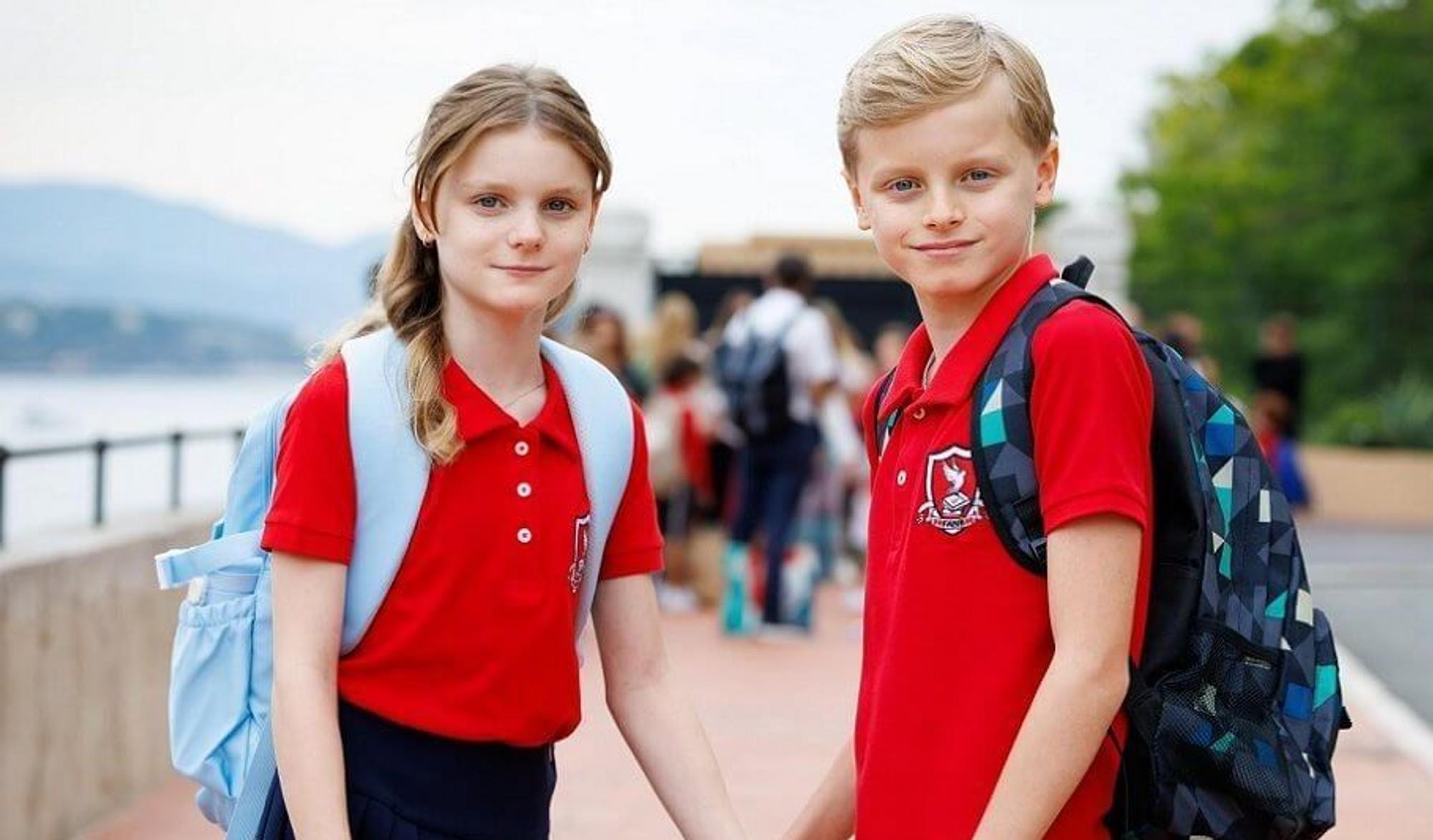 Prinzessin Gabriella und Prinz Jacques halten sich an der Hand.