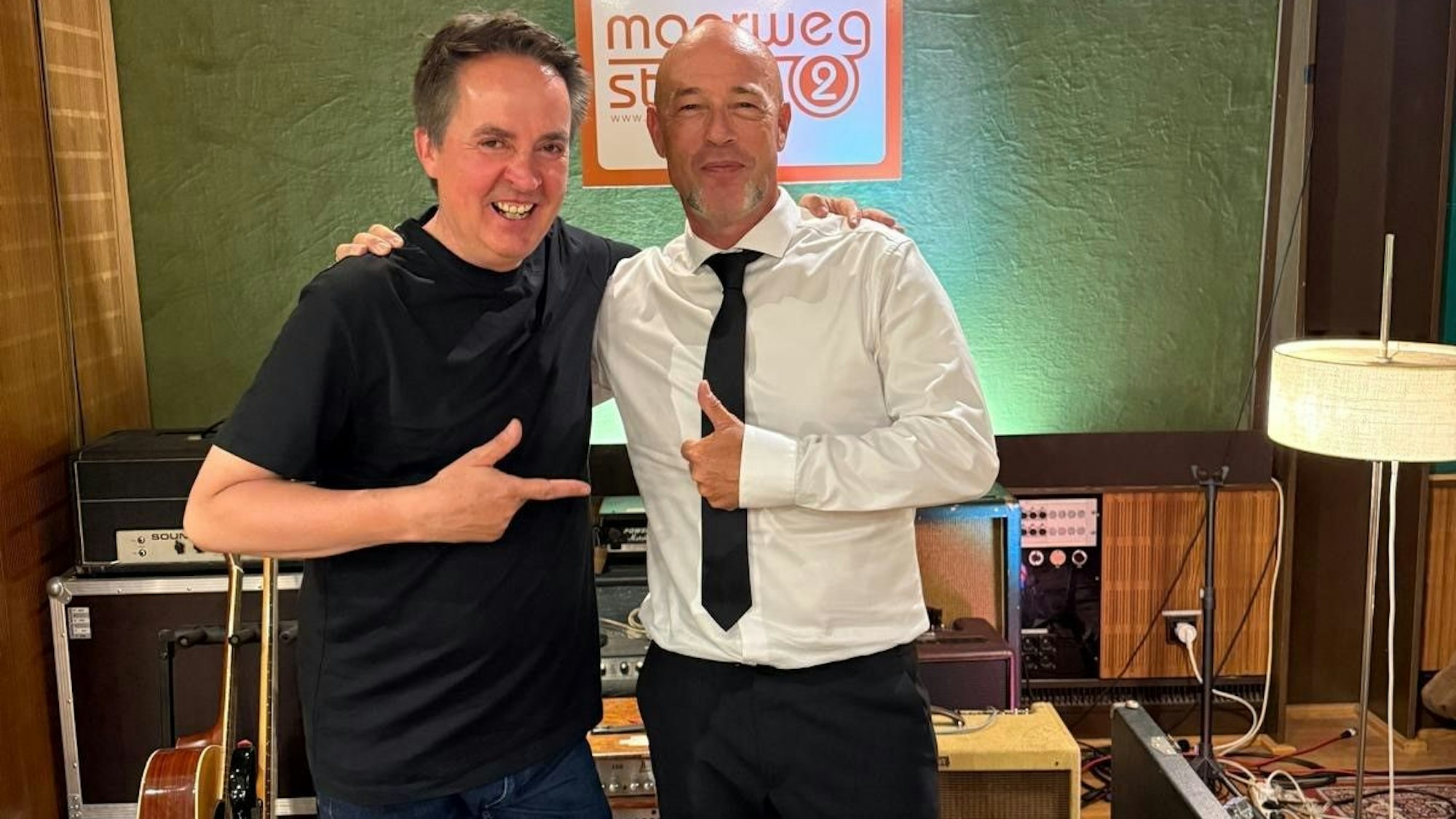 Der Graf steht mit Michael Kokott im Tonstudio.