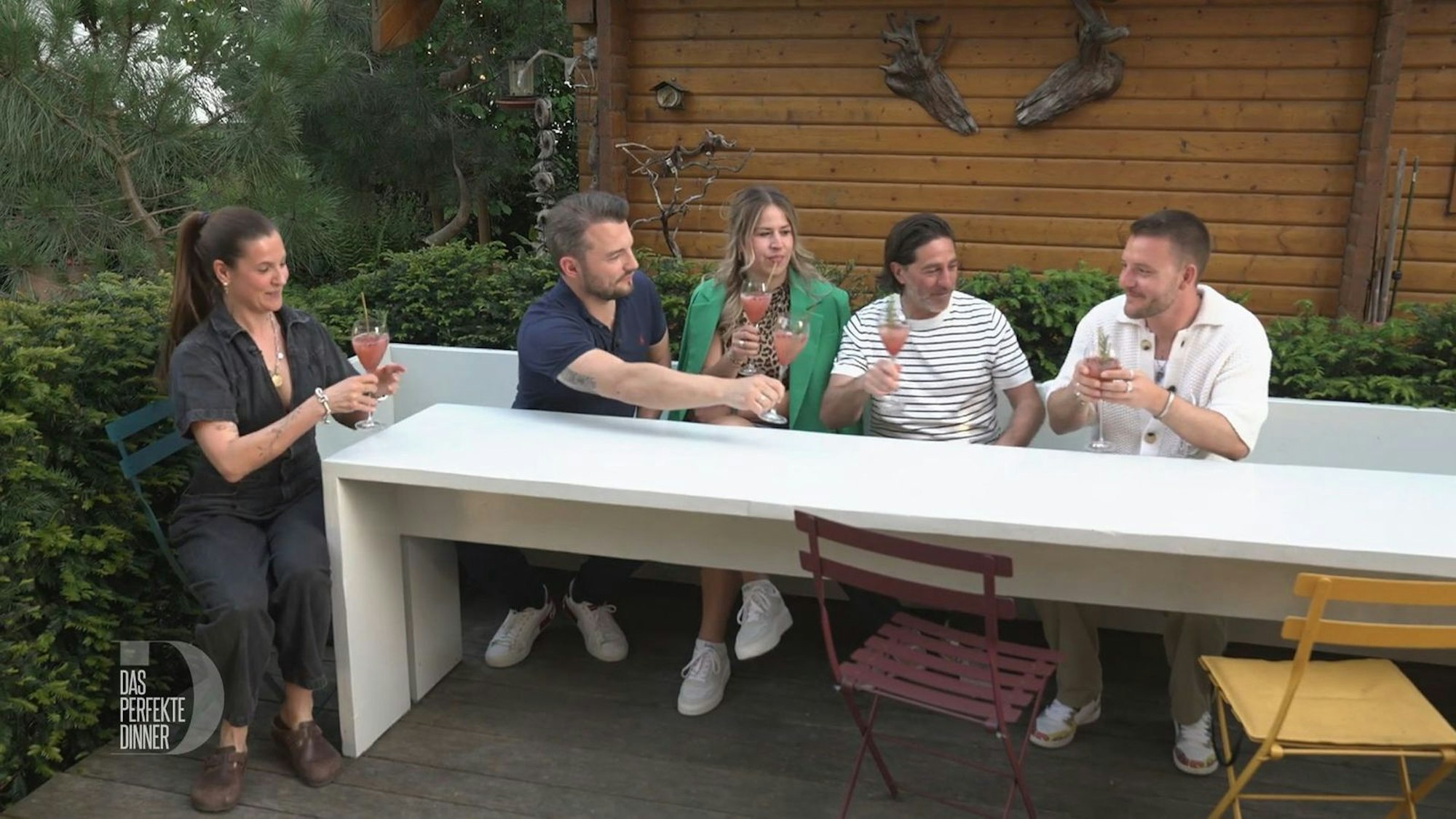 Neuzugang Philipp (Zweiter von links) wird von Analena, Alex, Dino und Yannik herzlich in der Runde aufgenommen.
(Bild: RTL)