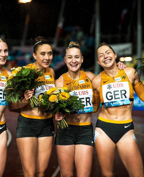 Sina Mayer (l.), Rebecca Haase, Sophia Junk und Gina Lückenkemper posieren nach ihrem Rennen bei Athletissima 2025 in Lausanne.