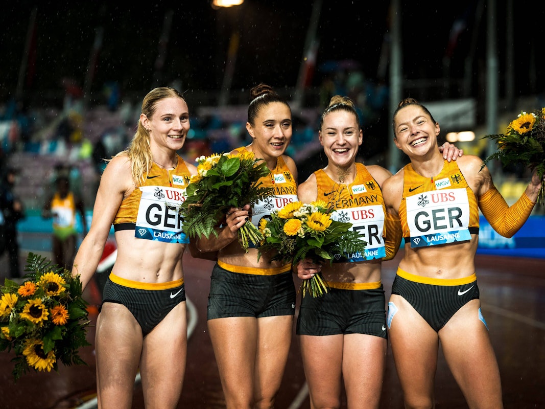 Sina Mayer (l.), Rebecca Haase, Sophia Junk und Gina Lückenkemper posieren nach ihrem Rennen bei Athletissima 2025 in Lausanne.