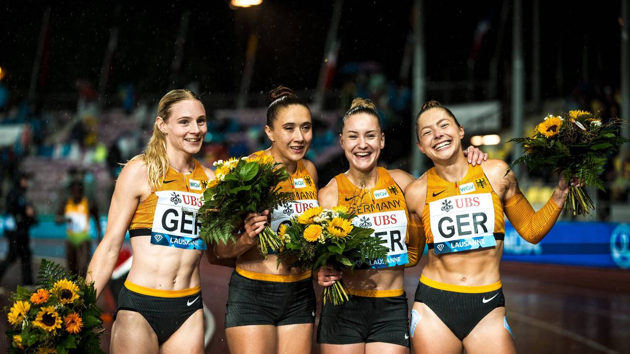 Sina Mayer (l.), Rebecca Haase, Sophia Junk und Gina Lückenkemper posieren nach ihrem Rennen bei Athletissima 2025 in Lausanne.
