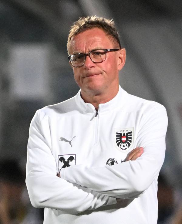 Ralf Rangnick schaut bedient beim Spiel der österreichischen Nationalmannschaft gegen San Marino.
