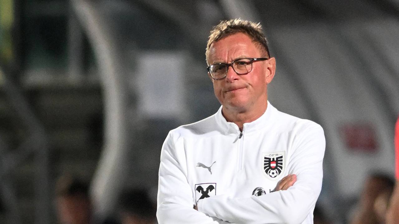Ralf Rangnick schaut bedient beim Spiel der österreichischen Nationalmannschaft gegen San Marino.