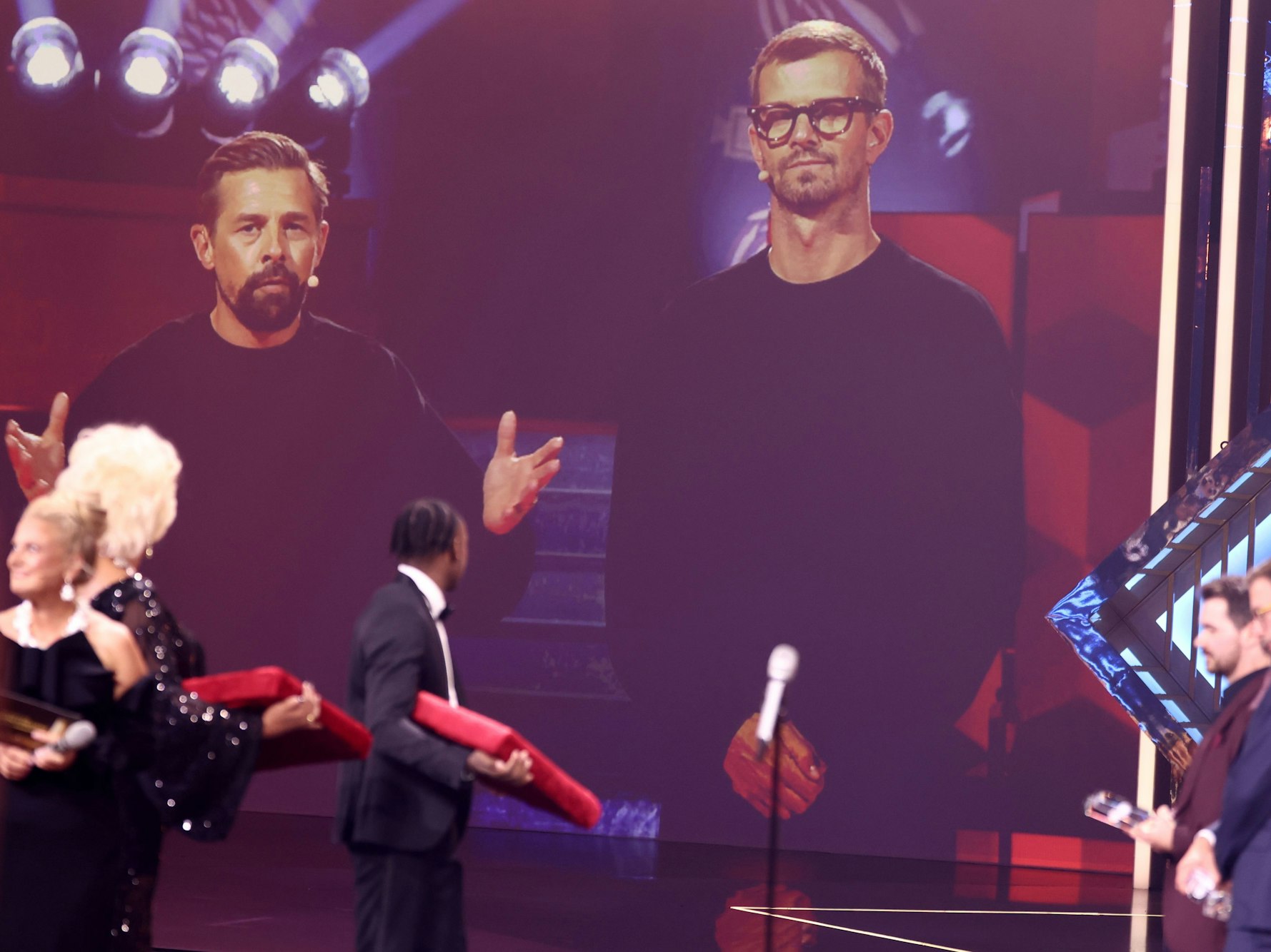 Klaas Heufer-Umlauf und Joko Winterscheidt auf der Leinwand.