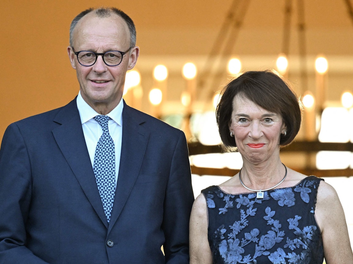 Kanzler Friedrich Merz zusammen mit seiner Frau Charlotte.