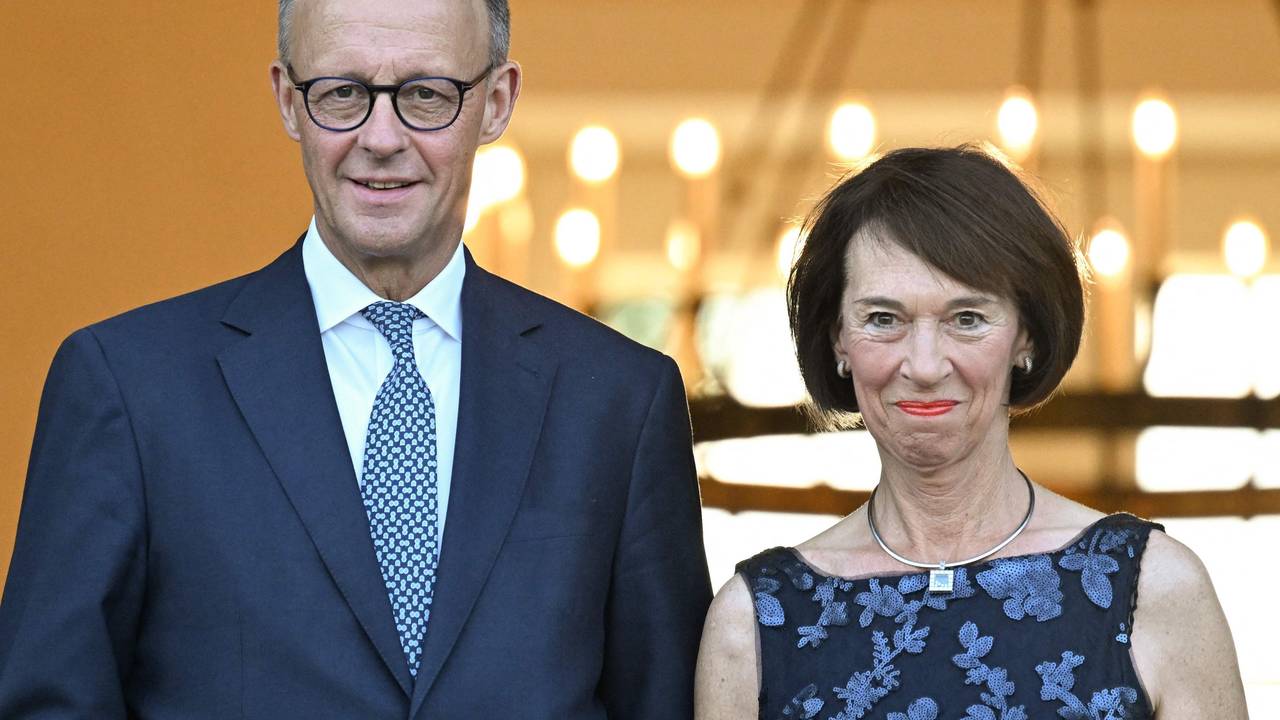 Kanzler Friedrich Merz zusammen mit seiner Frau Charlotte.