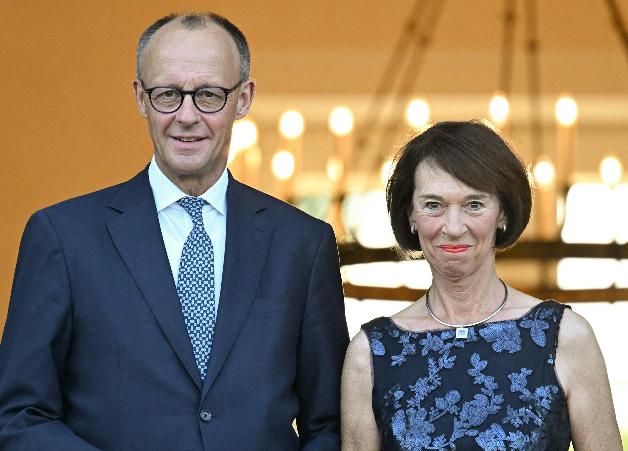 Kanzler Friedrich Merz zusammen mit seiner Frau Charlotte.