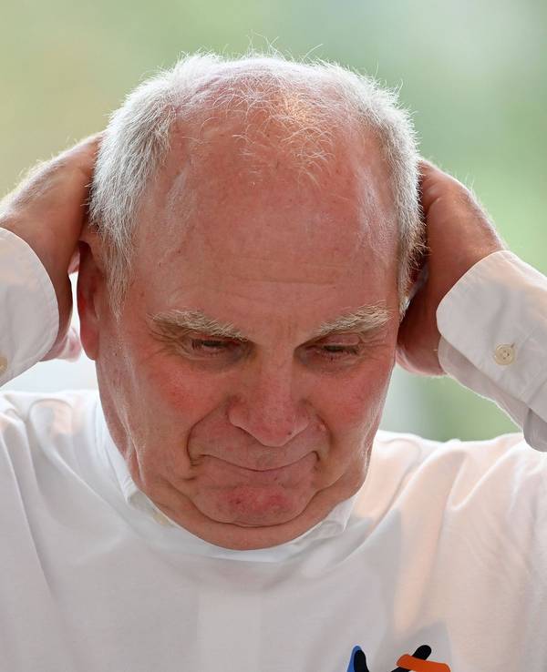 Uli Hoeneß fasst sich mit beiden Händen an den Kopf.