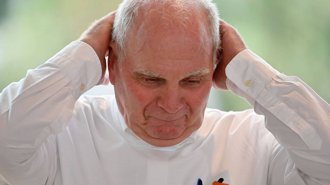 Uli Hoeneß fasst sich mit beiden Händen an den Kopf.