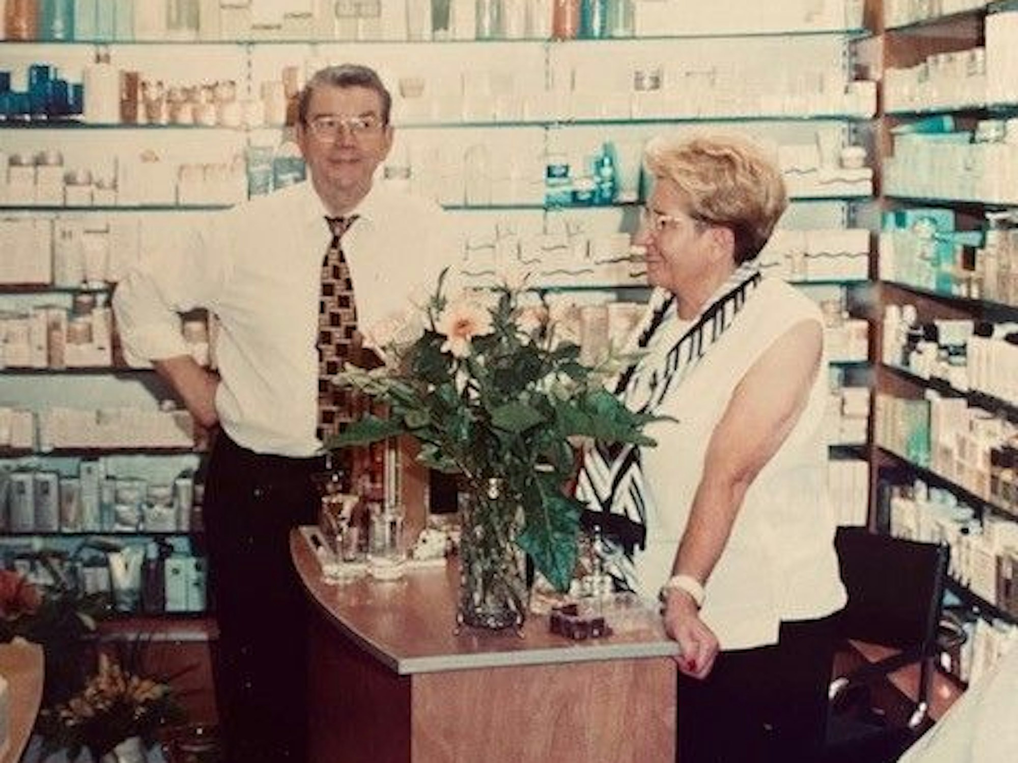 Max und Christel Meller in ihrer Parfümerie.