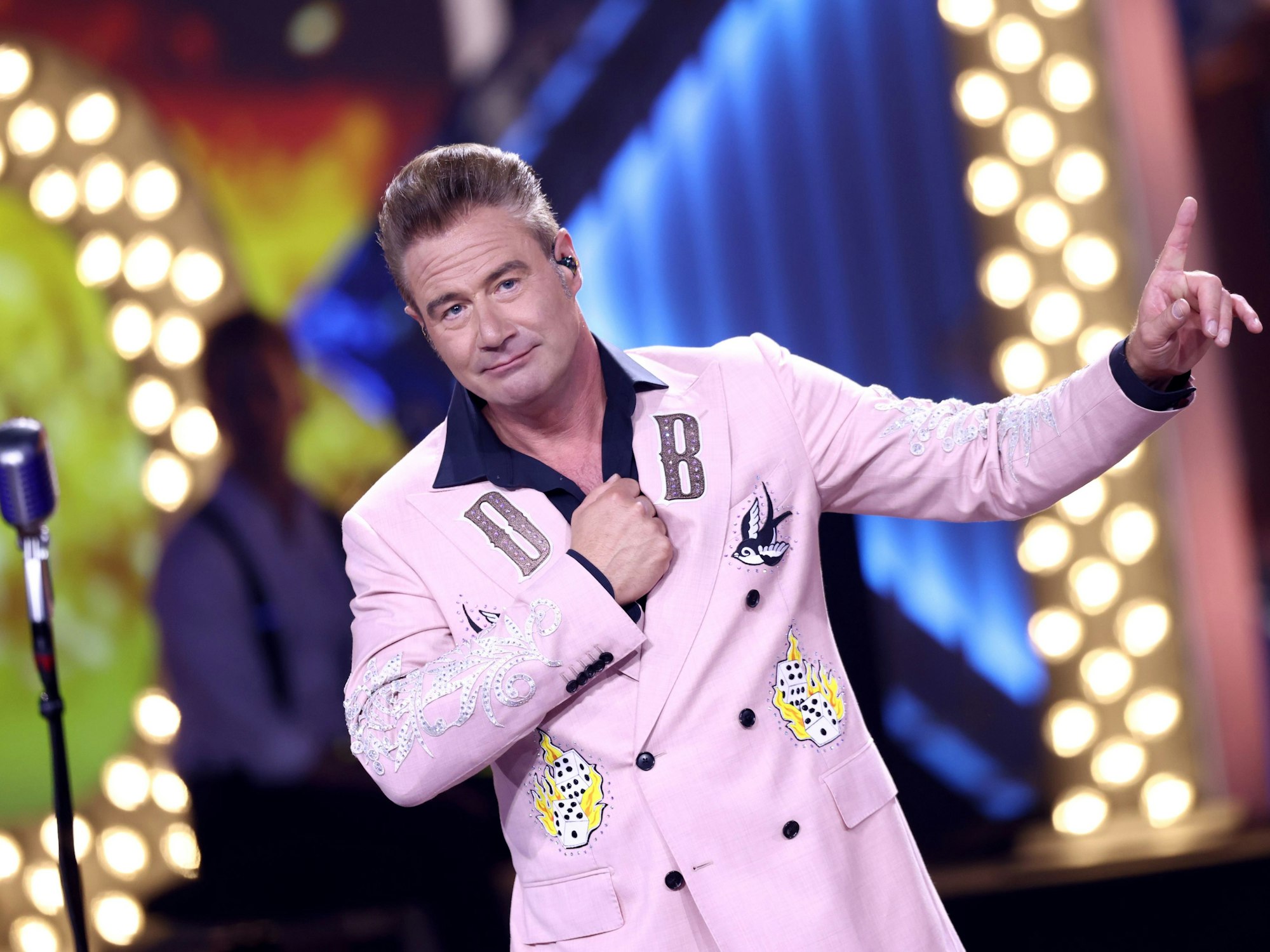 Sasha als Dick Brave auf der Bühne.