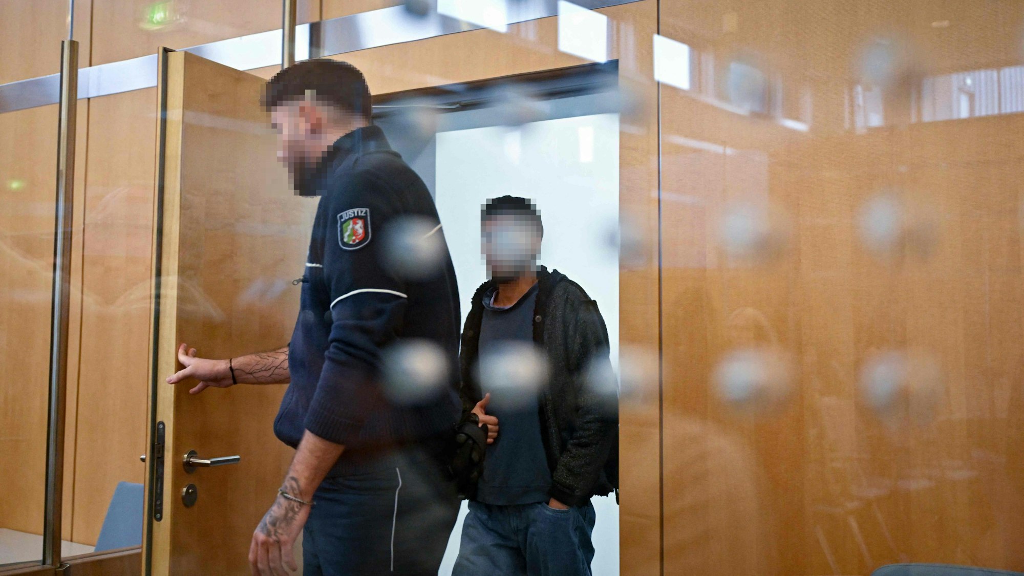 Issa al H. auf dem Weg ins Gericht.