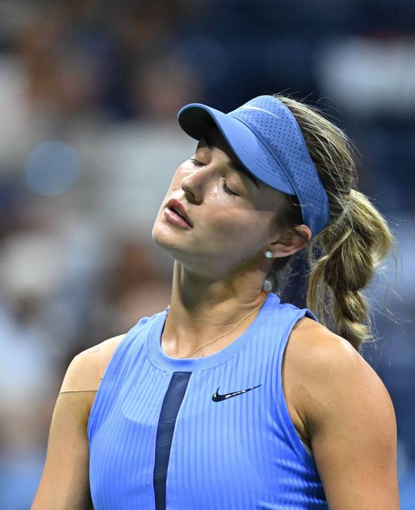 Anna Kalinskaya bei einem Tennis-Spiel.