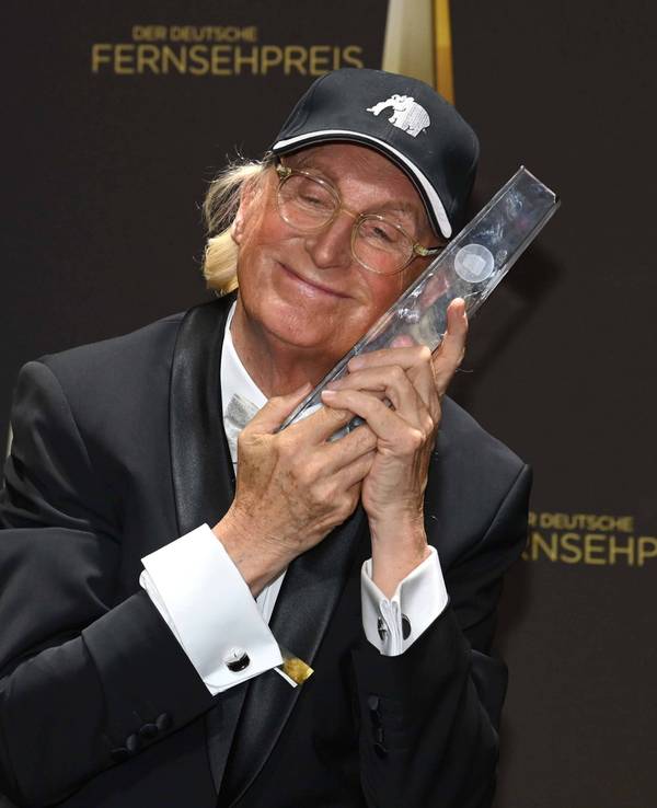 Otto Waalkes mit seiner Trophäe.