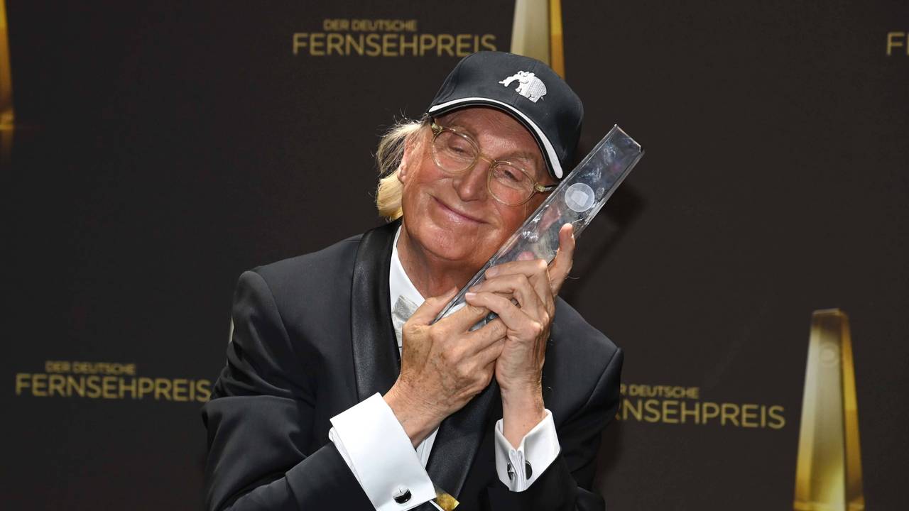 Otto Waalkes mit seiner Trophäe.