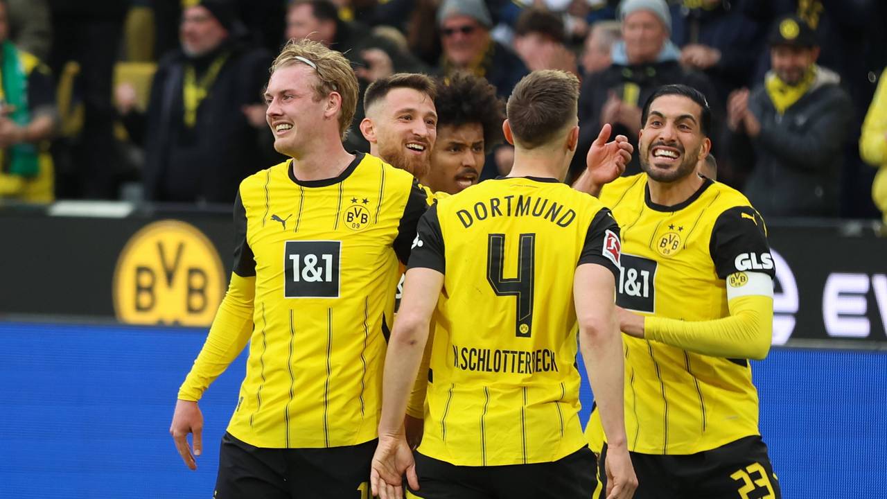 Nico Schlotterbeck feiert mit seinen Teamkollegen einen Treffer.