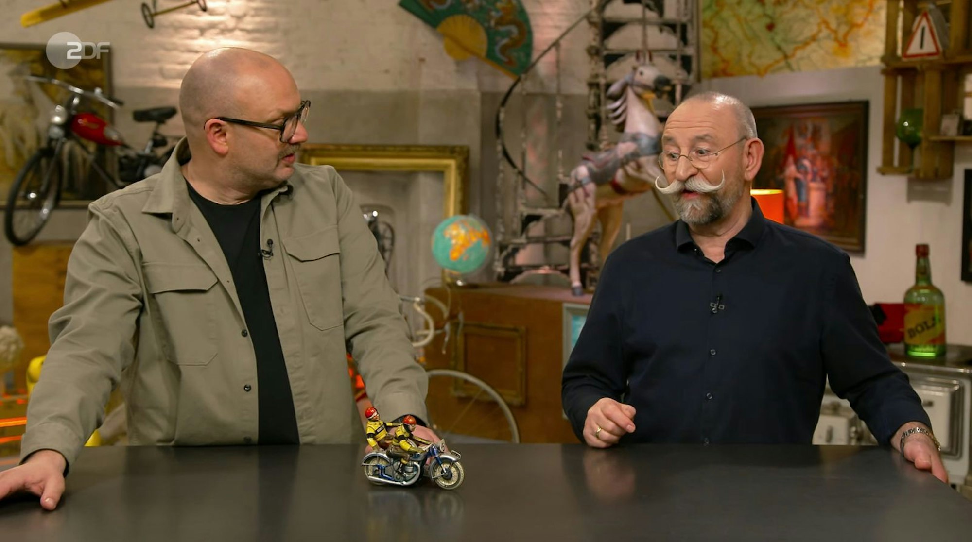 Sven Deutschmanek (links) zeigte eine Spezialfunktion des Spielzeugs, Horst Lichter war hin und weg: „Ach, hör auf!“ (Bild: ZDF)
