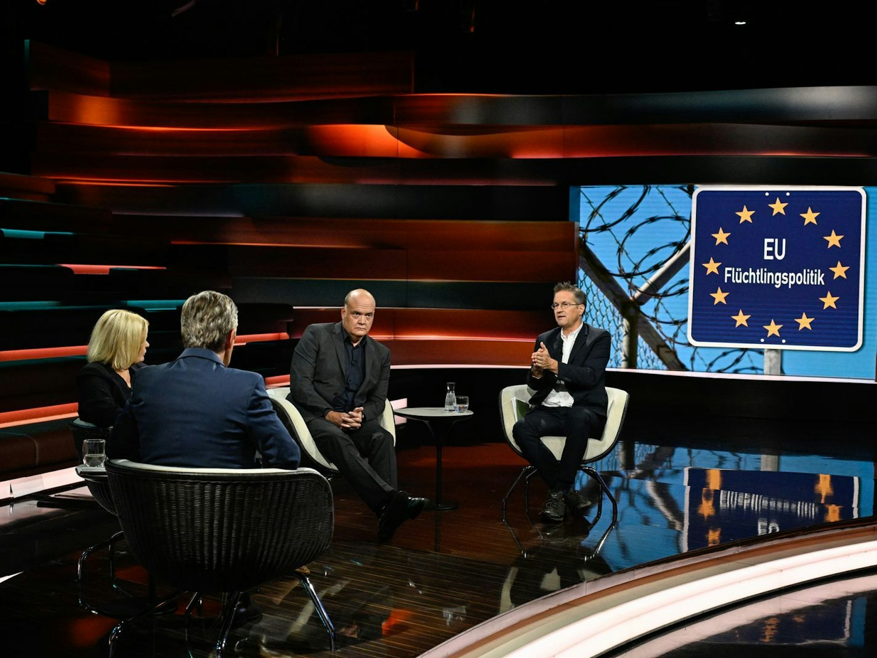 Bei „Markus Lanz“ debattierte Nancy Faeser (links) am Mittwochabend mit Robin Alexander (zweiter von rechts) und Gerald Knaus (rechts) über die Flüchtlingspolitik. (Bild: ZDF / Markus Hertrich)