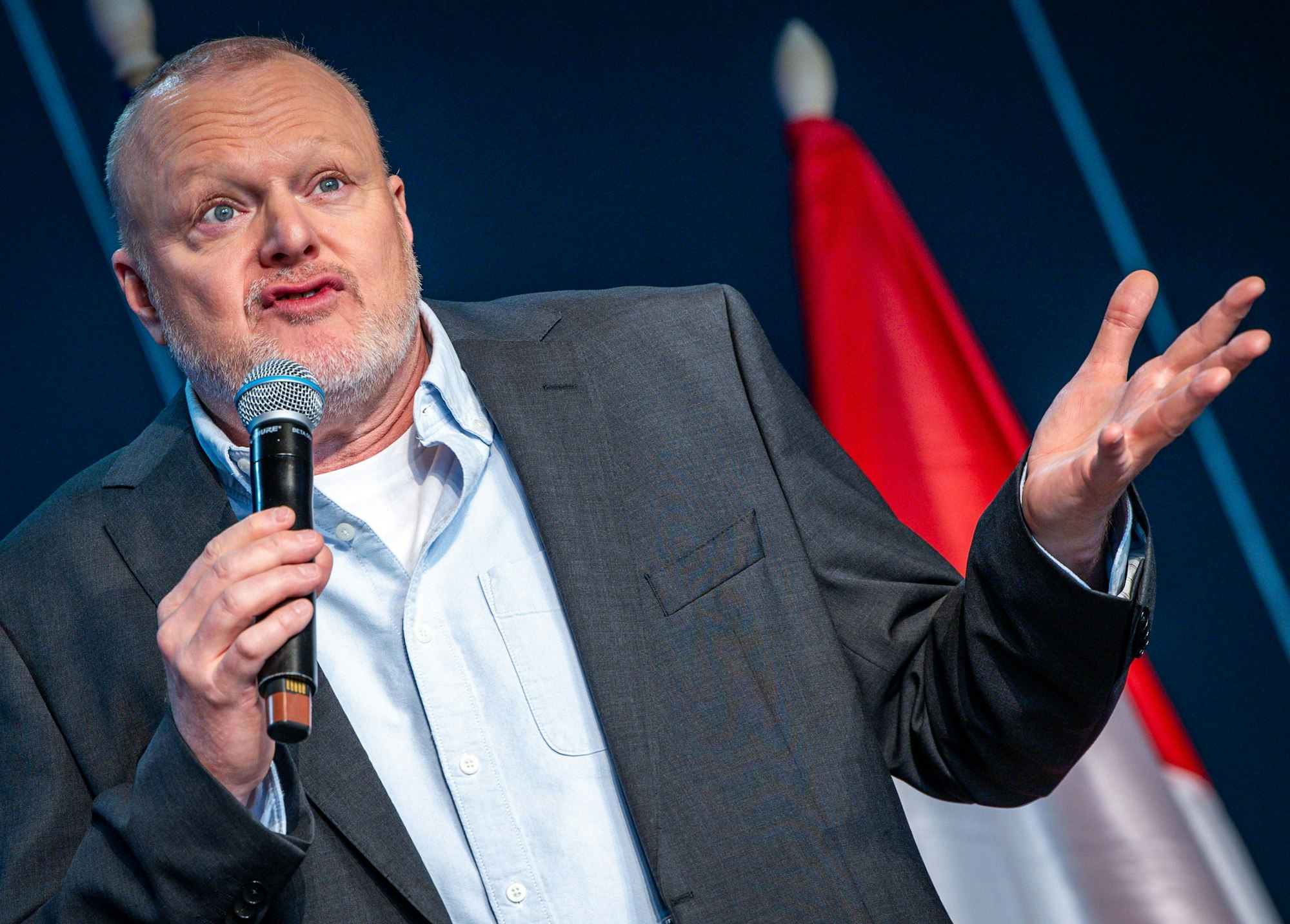 Entertainer Stefan Raab spricht bei einem Empfang am Rande des Eurovision Song Contest (ESC) 2025 auf der Bühne.