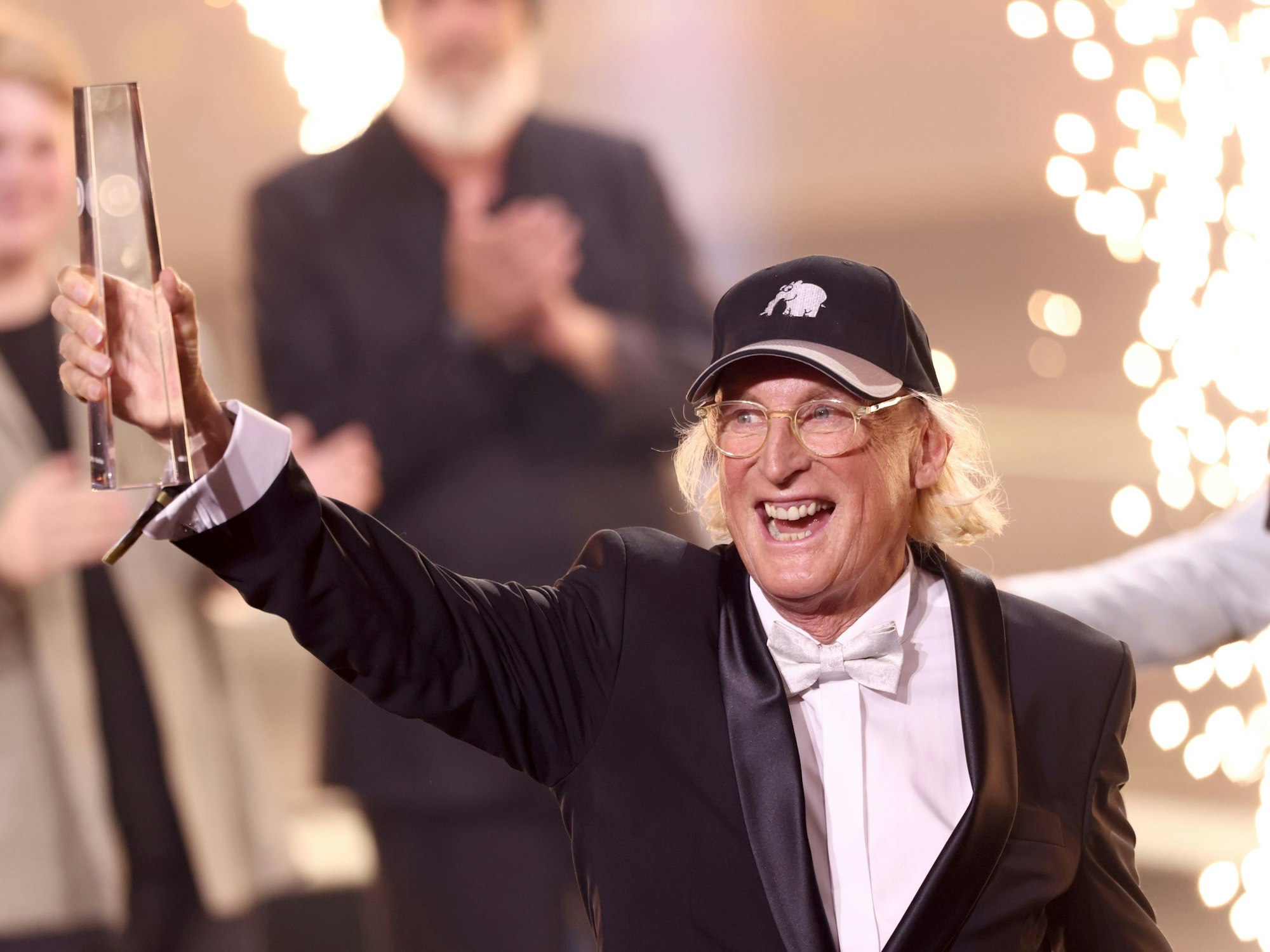 Komiker Otto Waalkes mit der Auszeichnung in der Kategorie „Lebenswerk“.