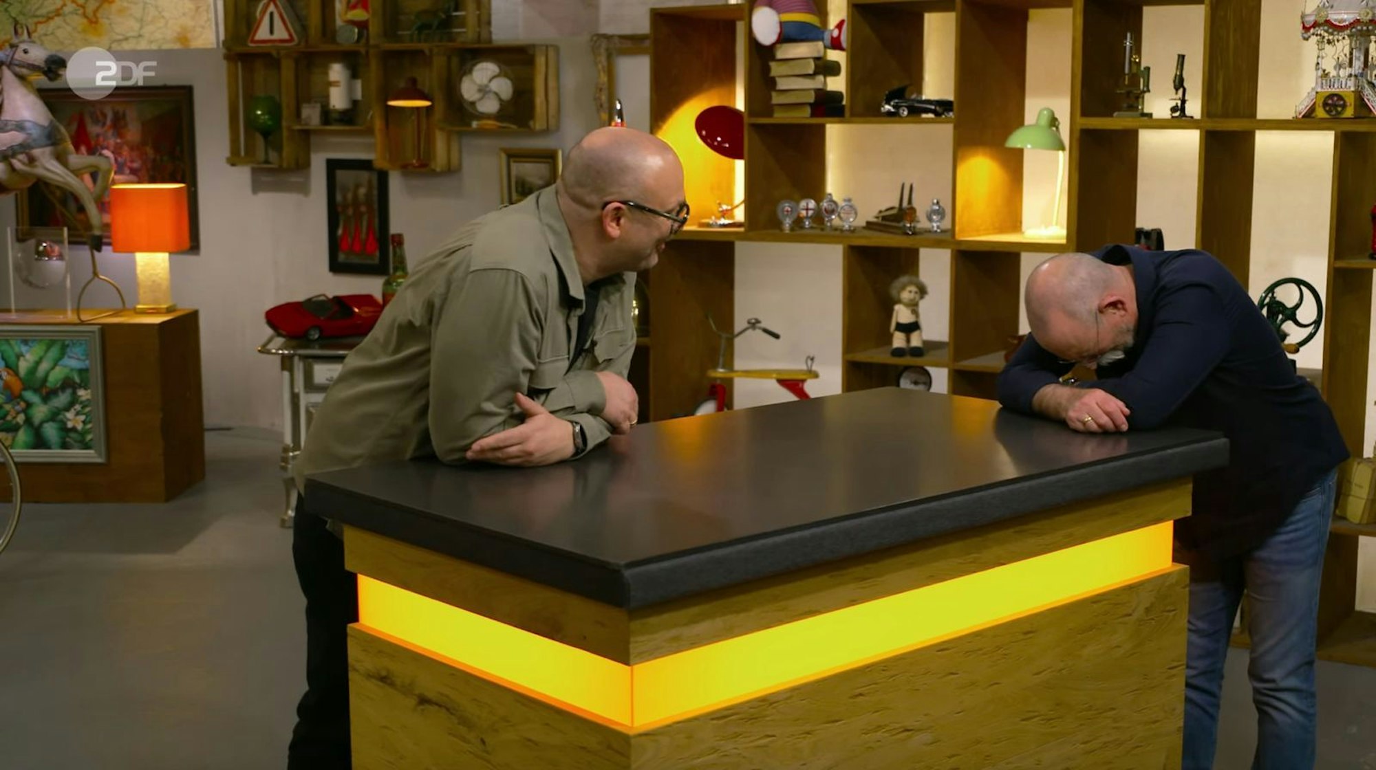 Horst Lichter (rechts) rang um Fassung, auch Experte Sven Deutschmanek vermochte ihn nicht zu trösten. (Bild: ZDF)