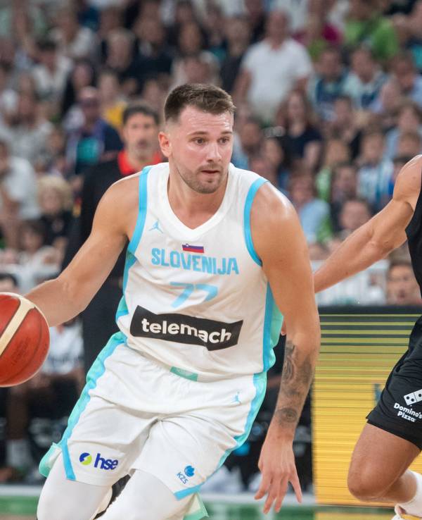 Luka Doncic (l.) dribbelt an Franz Wagner vorbei.