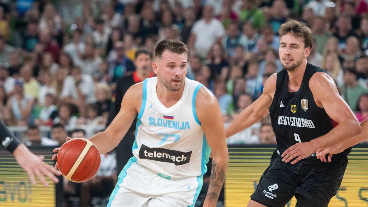 Luka Doncic (l.) dribbelt an Franz Wagner vorbei.