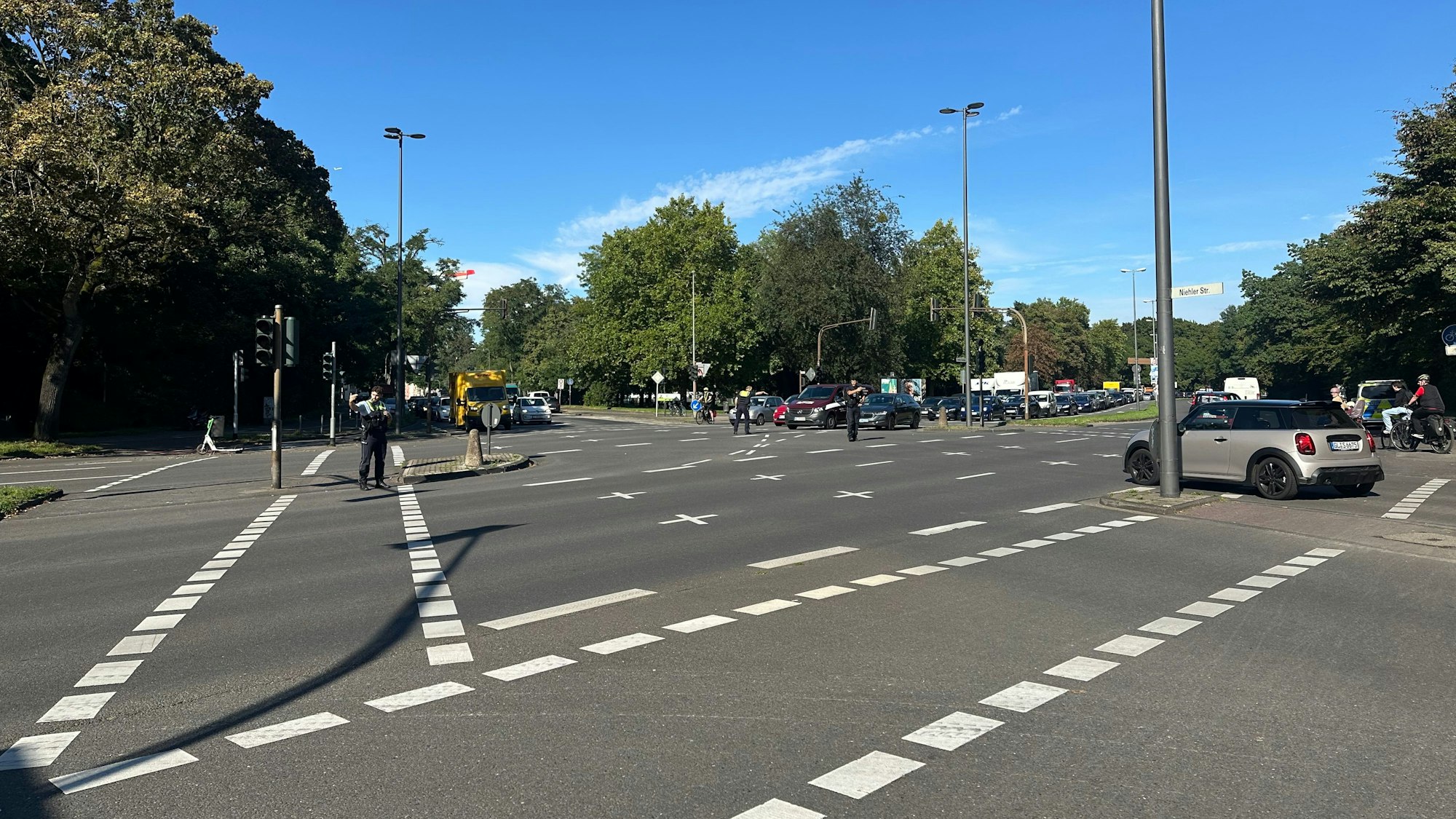 Im Kreuzungsbereich Innere Kanalstraße Ecke Niehler Straße ist am Mittwochnachmittag die Ampelanlage ausgefallen.