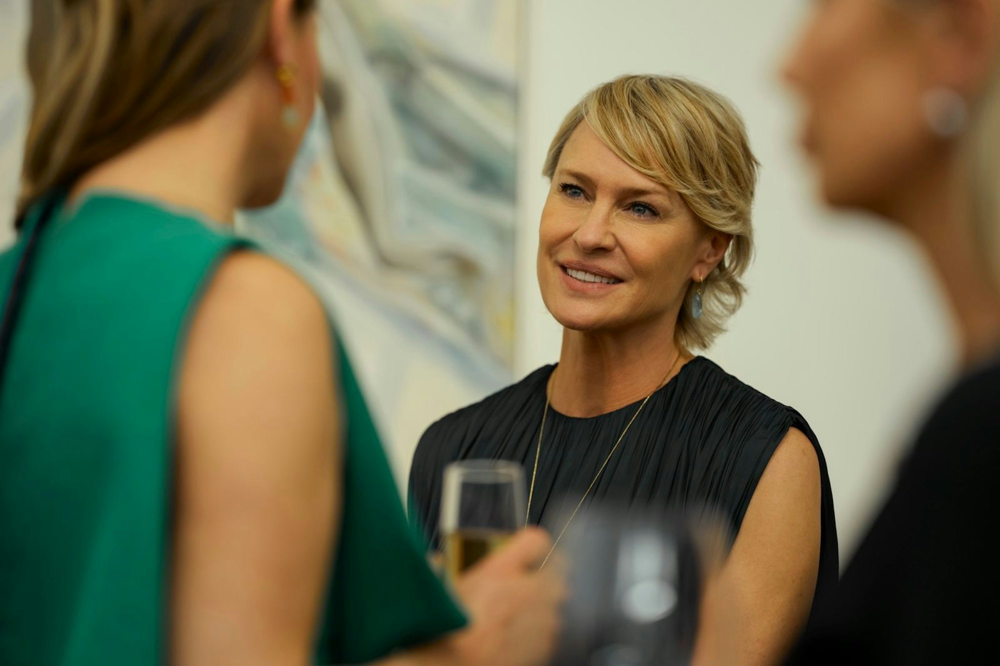 Laura (Robin Wright) bangt um ihren sozialen Status. (Bild: © Amazon Content Services LLC / Christopher Raphael)