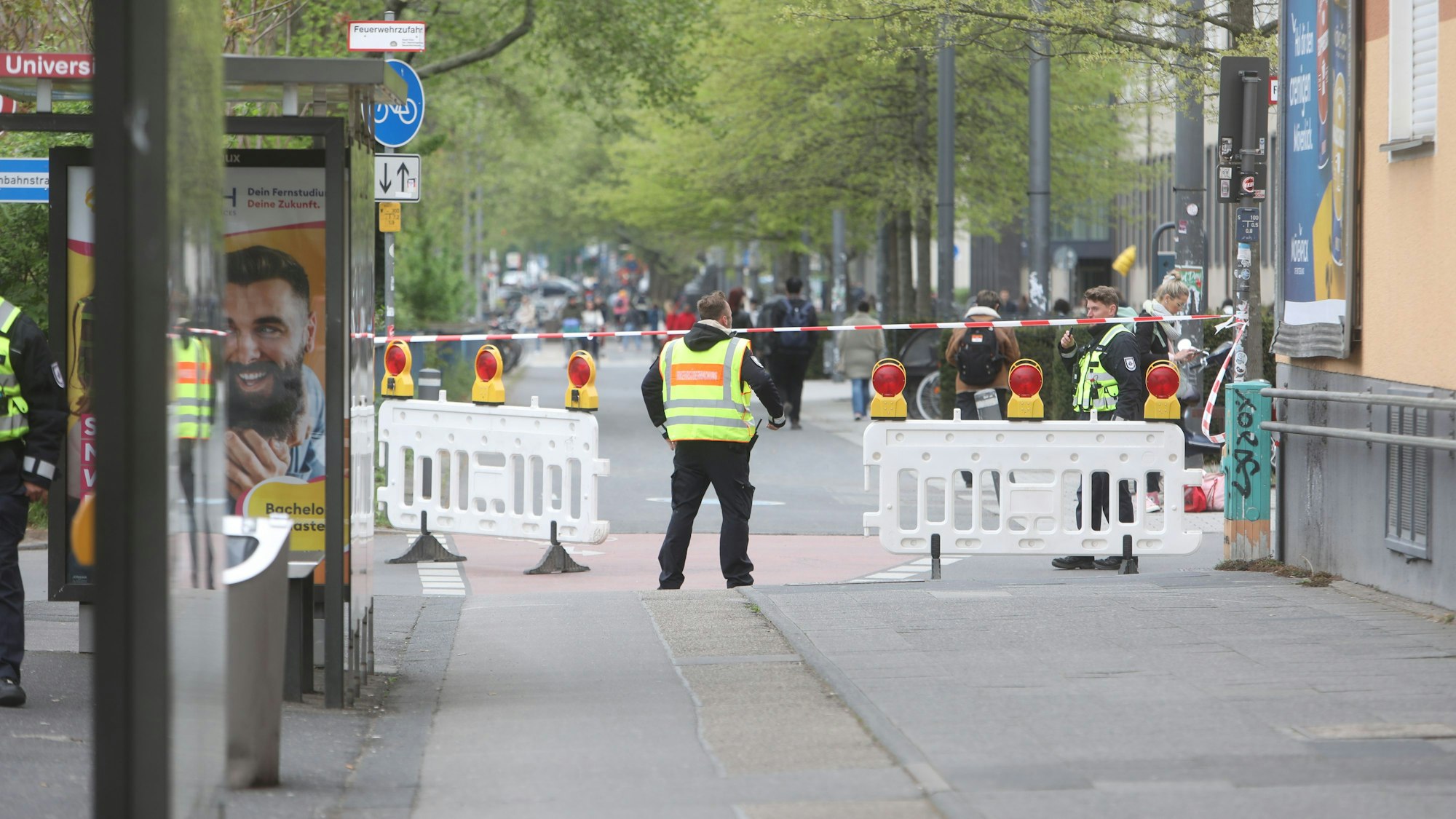 Mitarbeiter des Ordnungsamtes bei einer Bombenentschärfung in Köln (Archivfoto). In der Südstadt gab es erneut einen Blindgängerverdacht.