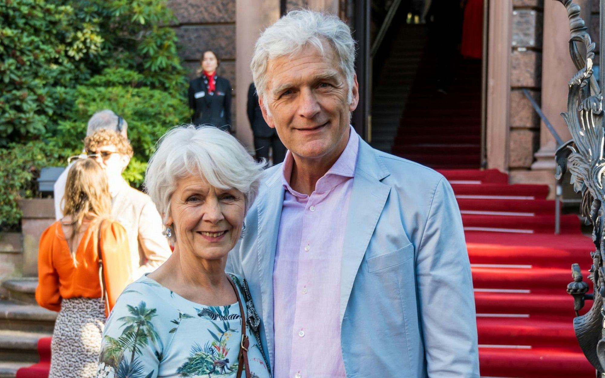 Auch nach über 40 Jahren Ehe schwärmt Walter Sittler von seiner Frau, Regisseurin Sigrid Klausmann: „Sie hat einen unglaublichen Gerechtigkeitssinn, das bewundere ich an ihr“. Das Paar hat drei erwachsene Kinder. (Bild: 2022 Getty Images/Thomas Lohnes)