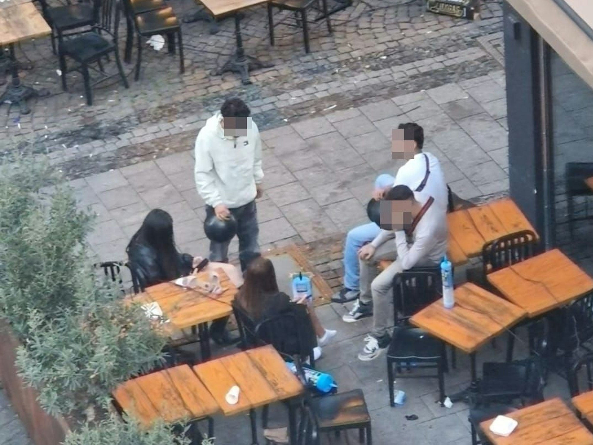 EXPRESS-Leserin Heidi Schmidt (Name geändert) fotografierte die Szene am Kaiser-Wilhelm-Ring / Hildeboldplatz. Auf den Stühlen und Tischen wird Lachgas konsumiert, obwohl die Gastro geschlossen hat.