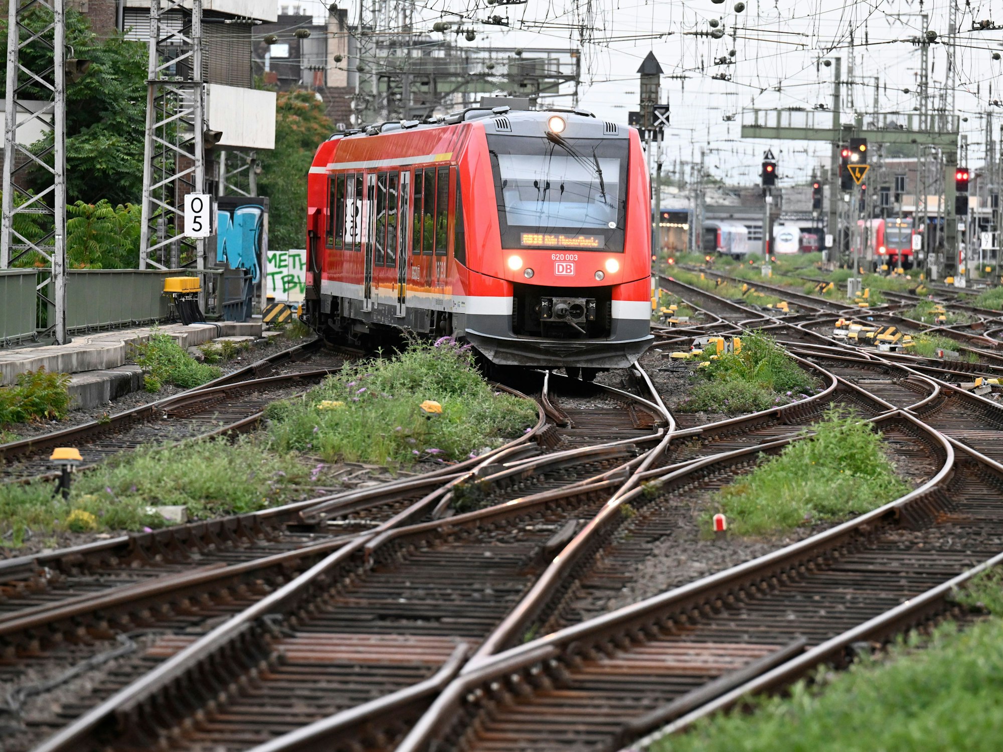 Ein Regional-Zug der Deutschen Bahn fährt in den Kölner Hauptbahnhof ein. Wegen unbefugten Personen auf der Strecke können zahlreiche Regional- und S-Bahnen am Mittwochmorgen nicht fahren.