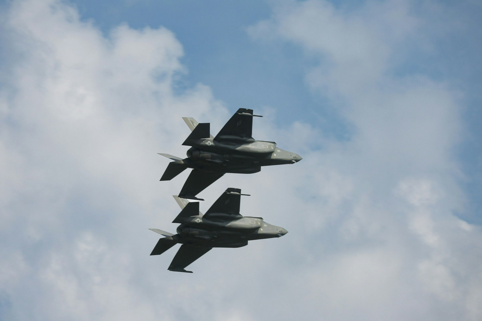 F-35-Jets der polnischen Luftwaffe nehmen an der Militärparade anlässlich des Tages der polnischen Streitkräfte teil. Die polnische Luftwaffe stieg wegen russischer Angriffe auf die Ukraine zur Sicherung des eigenen Luftraums auf.