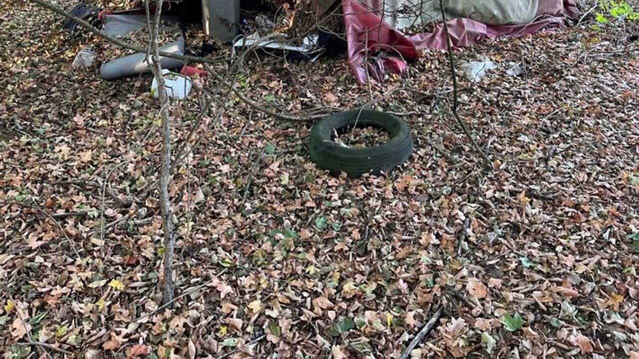 Im Bereich dieses zeltartigen Unterschlupfs in einem Waldstück bei Neuss, entdeckte ein Spaziergänger ein menschliches Skelett.