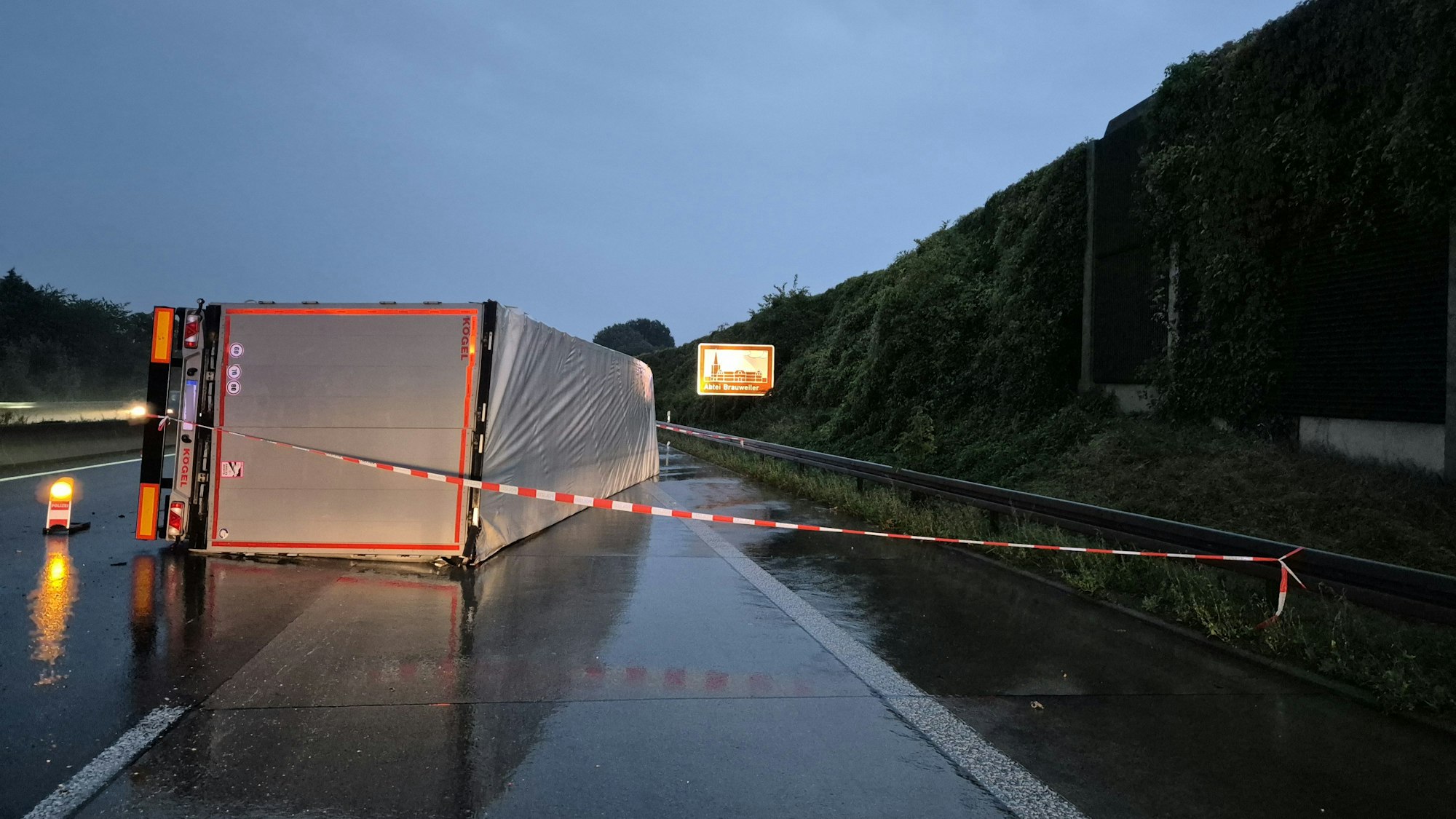 Ein umgekippter LKW auf der regennassen A4 bei Frechen sorgt für kilometerlange Staus.