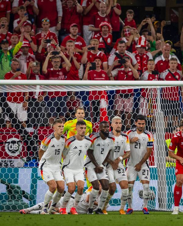 Christian Eriksen bei der Ausführung eines Freistoßes.