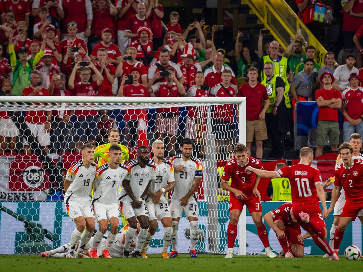 Christian Eriksen bei der Ausführung eines Freistoßes.