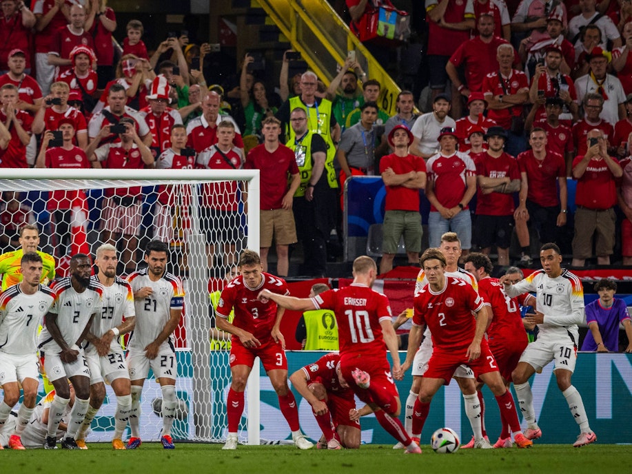 Christian Eriksen bei der Ausführung eines Freistoßes.