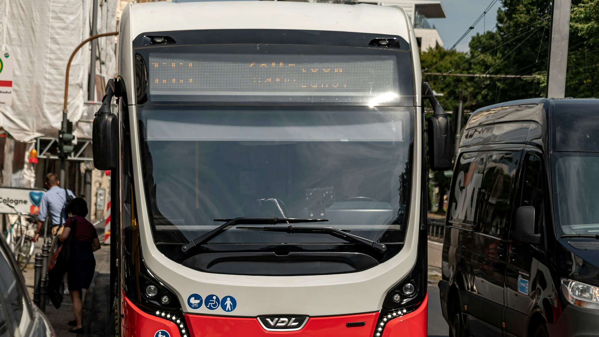 Ein Radfahrer wurde in Köln-Braunsfeld von einem KVB-Bus erfasst und schwer verletzt. Der Busfahrer oder die Busfahrerin flüchtete. (Symbolfoto)