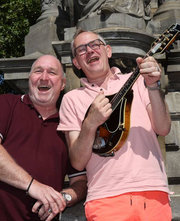 Ralf Schlegelmilch und JP Weber singen ein Ständchen in der Altstadt.