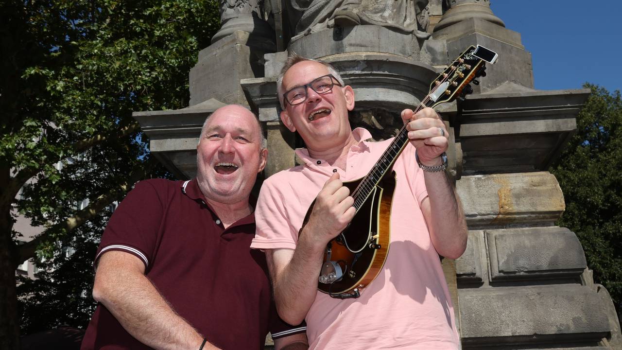 Ralf Schlegelmilch und JP Weber singen ein Ständchen in der Altstadt.