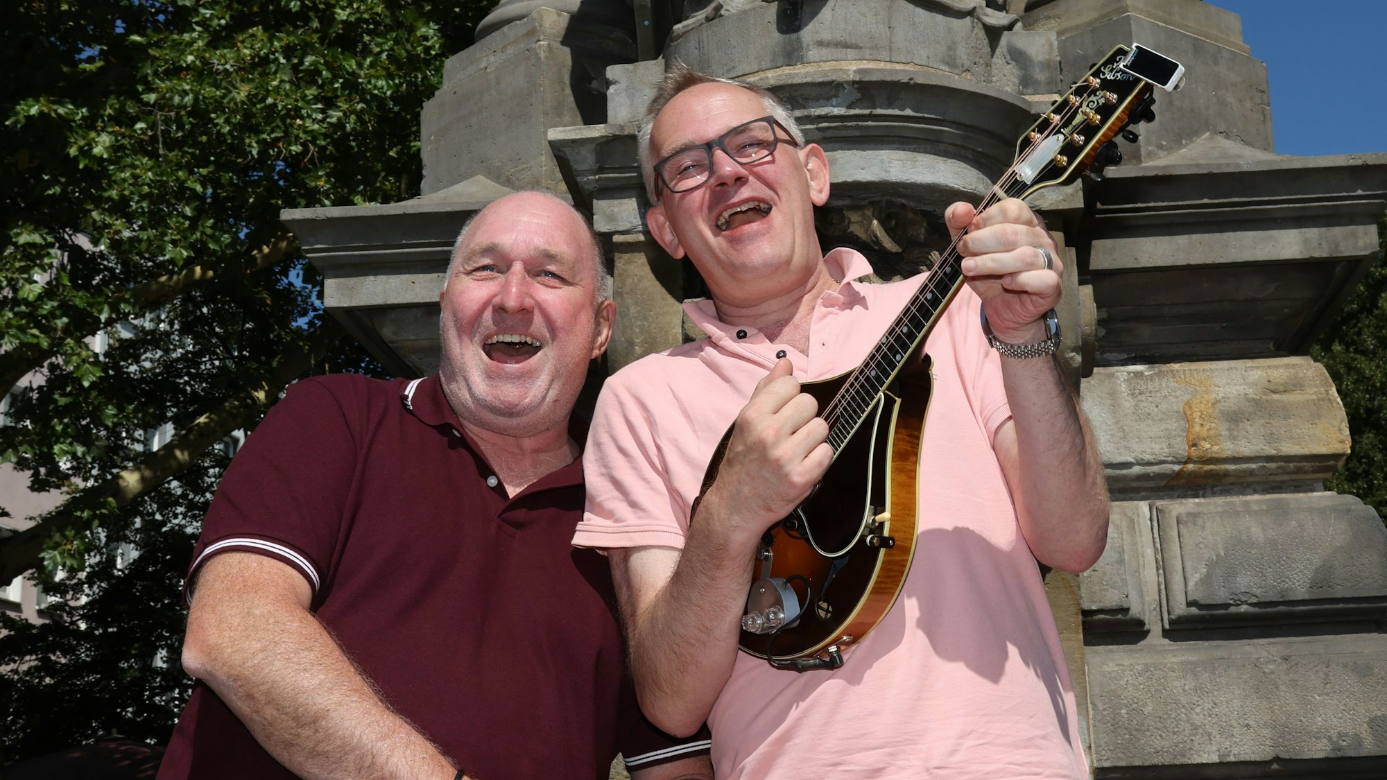 Ralf Schlegelmilch und JP Weber singen ein Ständchen in der Altstadt.