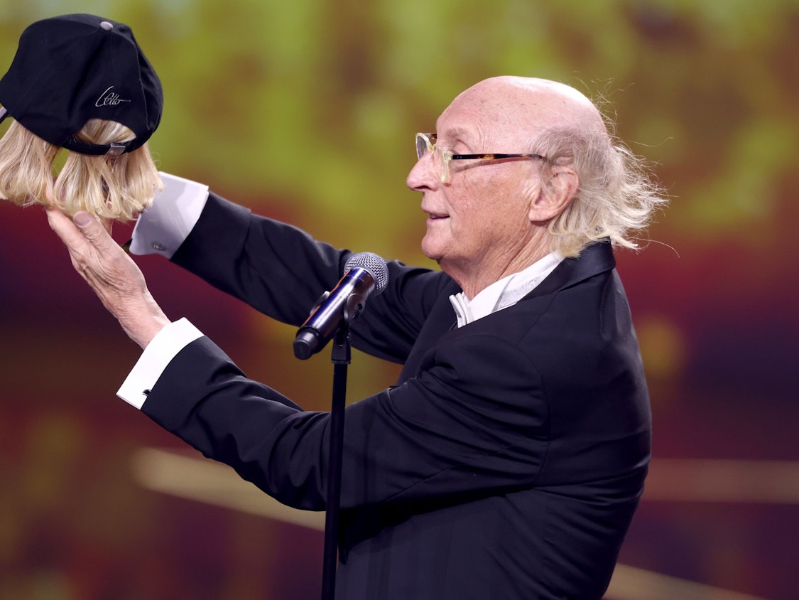 Komiker Otto Waalkes, der für sein Lebenswerk ausgezeichnet wird, steht bei der Verleihung des Deutschen Fernsehpreises auf der Bühne.