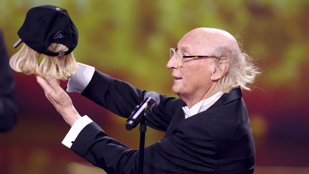 Komiker Otto Waalkes, der für sein Lebenswerk ausgezeichnet wird, steht bei der Verleihung des Deutschen Fernsehpreises auf der Bühne.